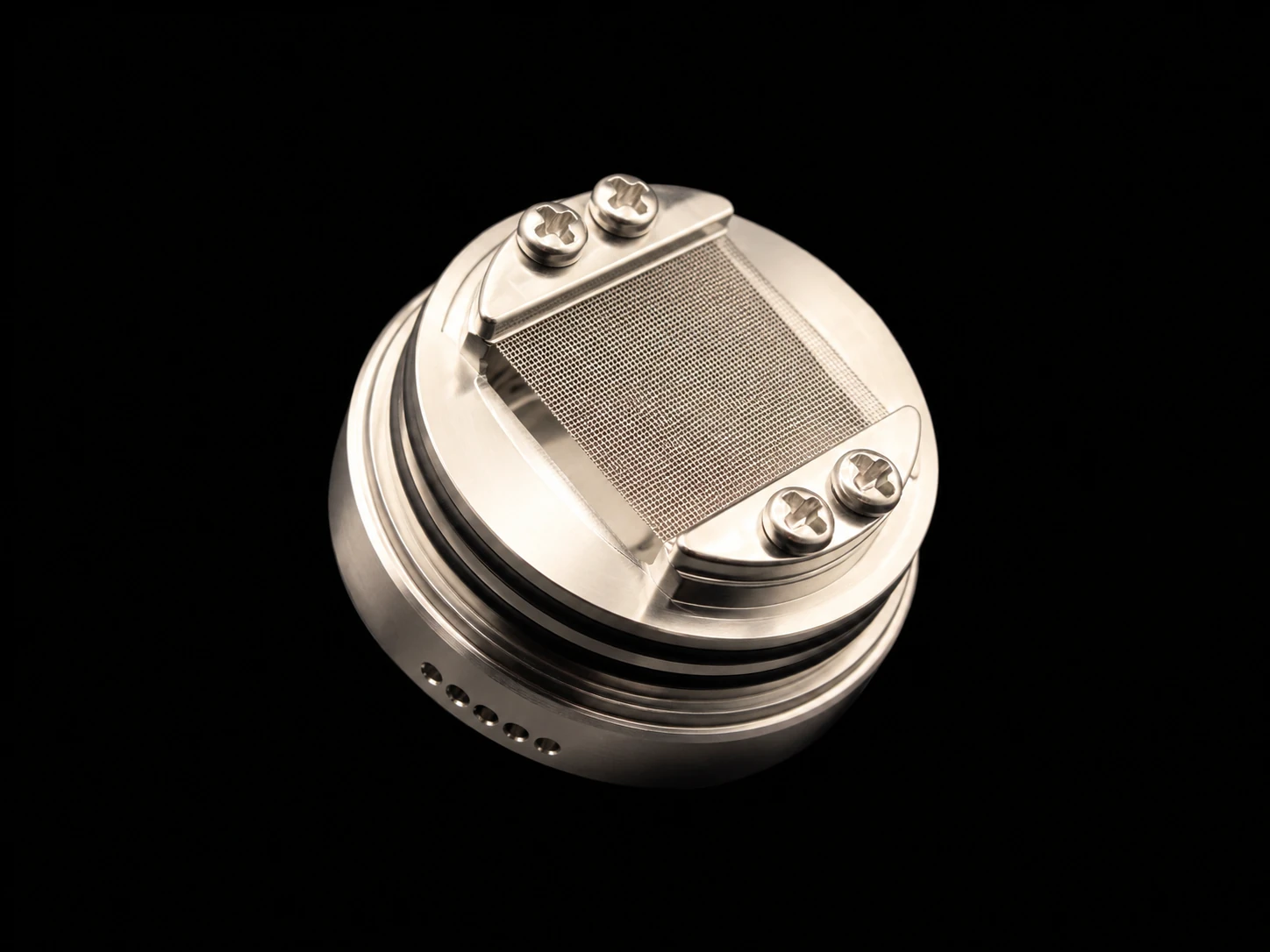 Close-up of the RDA with a flat mesh screen clamped across it